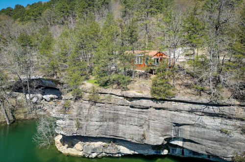 Foto 22 - Cliffside Eureka Springs Cabin w/ Beaver Lake View