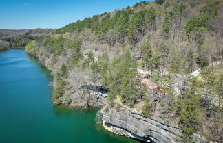 Foto 1 - Cliffside Eureka Springs Cabin w/ Beaver Lake View