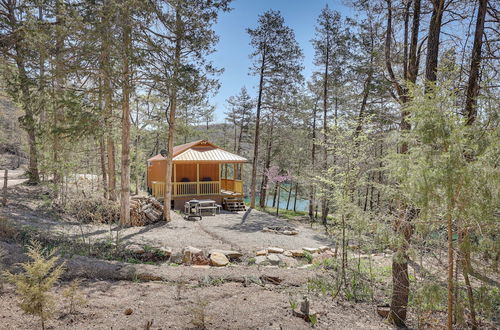 Foto 9 - Cliffside Eureka Springs Cabin w/ Beaver Lake View