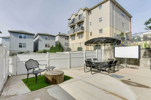 Photo 19 - Chic Newark Vacation Rental: Patio & Fireplace