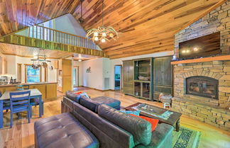 Photo 2 - Modern, Spacious Florence Retreat w/ Fire Pit