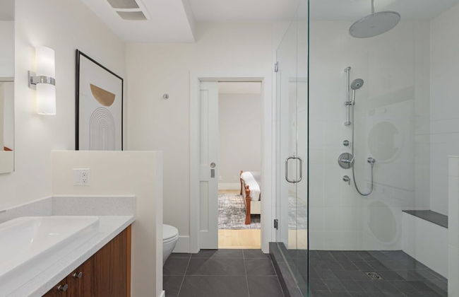 Stunning 3 Bedroom Secondary Suite N Van - Foto 31