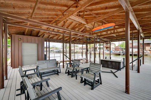 Foto 17 - Gorgeous Granbury Lake House w/ Hot Tub & Dock