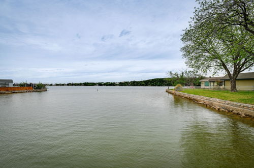 Photo 20 - Gorgeous Granbury Lake House w/ Hot Tub & Dock