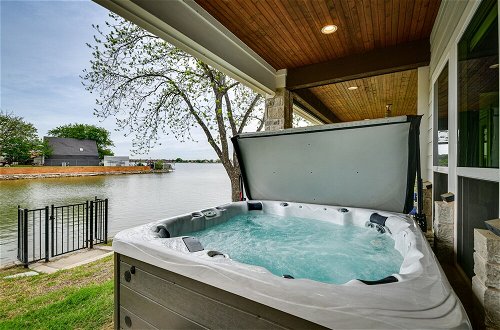 Foto 7 - Gorgeous Granbury Lake House w/ Hot Tub & Dock