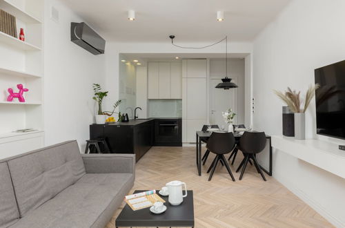 Photo 7 - Trendy City Center Apartment by Renters