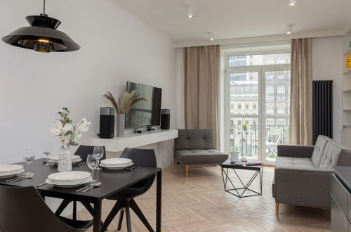 Photo 9 - Trendy City Center Apartment by Renters