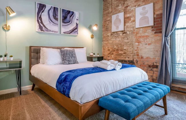 100 Year-old Historic Brick 2BR Loft Large Patio2 - Foto 6