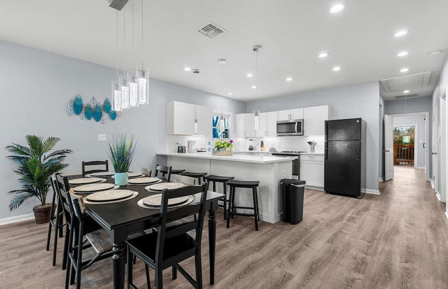 Inviting 4BR 2 5BA Downtown Home With Ample Space - Foto 8