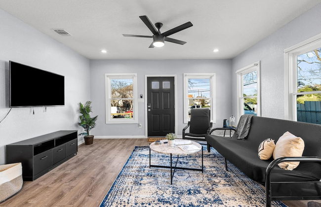 Inviting 4BR 2 5BA Downtown Home With Ample Space - Foto 7