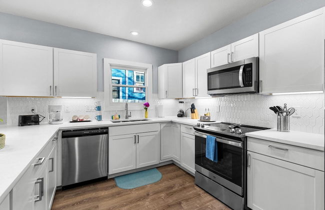 Inviting 4BR 2 5BA Downtown Home With Ample Space - Foto 11
