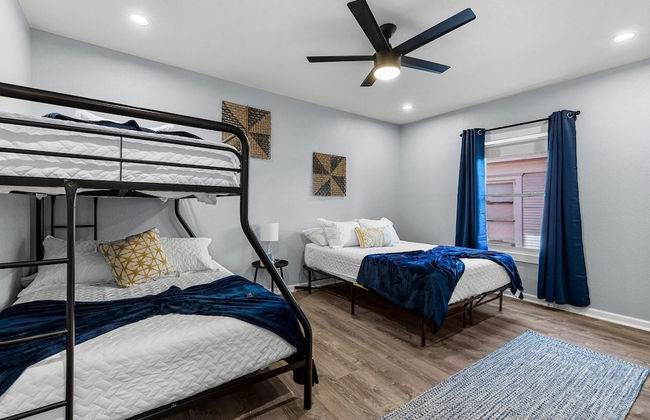 Inviting 4BR 2 5BA Downtown Home With Ample Space - Foto 19