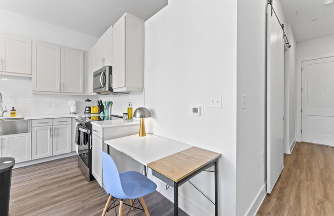 Chic West Downtown Studio w Washer Dryer - Foto 3