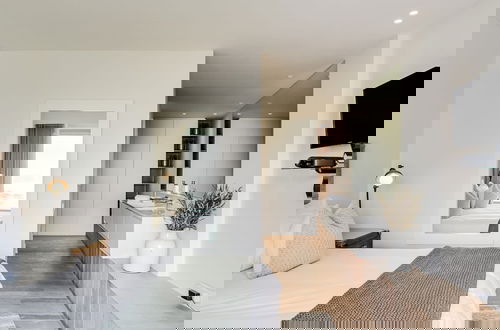 Foto 39 - Modern Seaside Apartment w Incredible Views Lillamton
