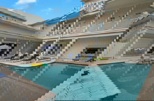 Foto 46 - Stunning Luxury Beach Home: Gulf Views, Large Private Pool, Free Beach Setup!