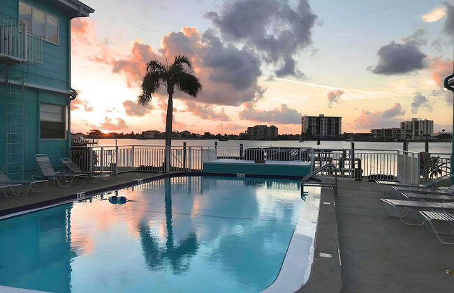 Charming 1940 Waterfront 2br-2ba Condo 2 Bedroom Condo by RedAwning - Foto 1