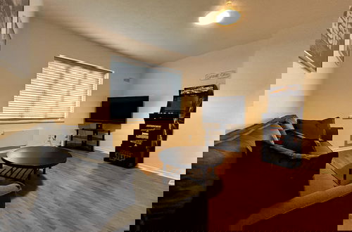 Photo 1 - Essex 2 Bed Flat Near Station With Free Parking