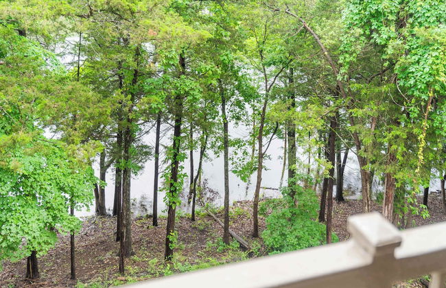 Lake Hideaway Waterfront Condo w/ Resort Perks! - Foto 30