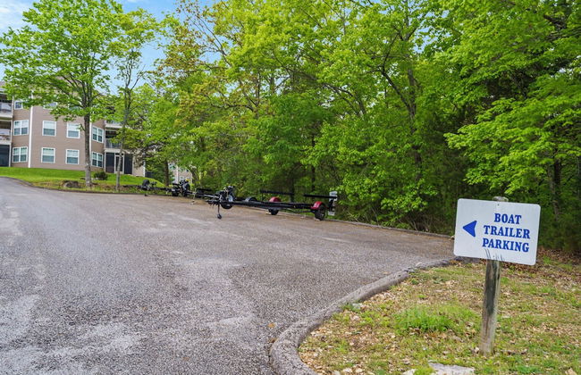 Lake Hideaway Waterfront Condo w/ Resort Perks! - Photo 31