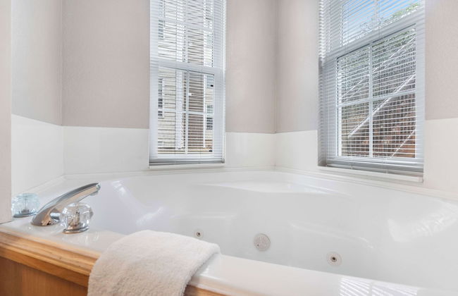 Lake Hideaway Waterfront Condo w/ Resort Perks! - Foto 18