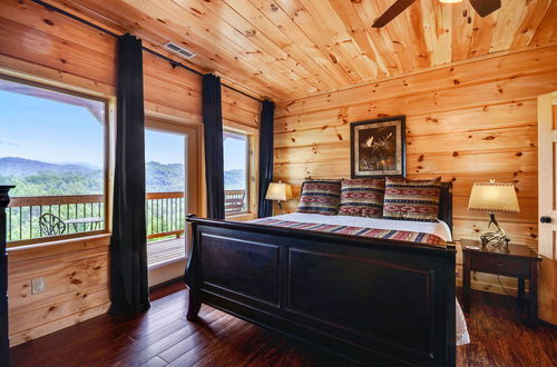 Foto 4 - Foxwood Mansion 14 Bedroom Cabin by RedAwning
