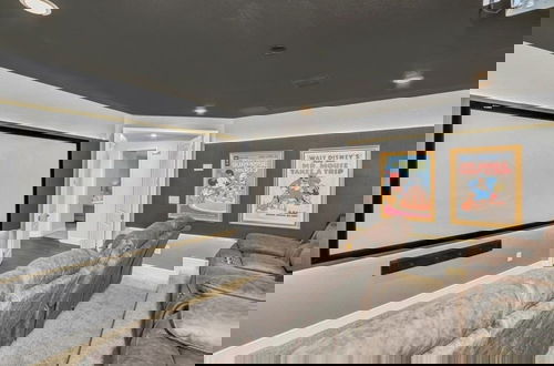 Foto 39 - 10 Bed Home Movie Theater Room, Pool, Spa Games 10 Bedroom Villa by RedAwning