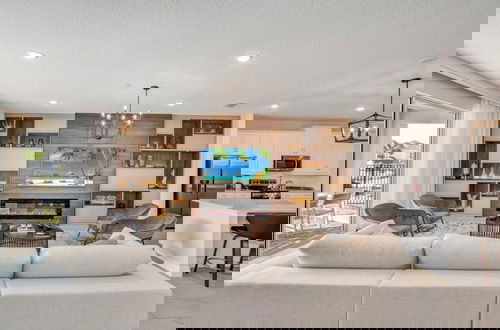 Foto 36 - 10 Bed Home Movie Theater Room, Pool, Spa Games 10 Bedroom Villa by RedAwning