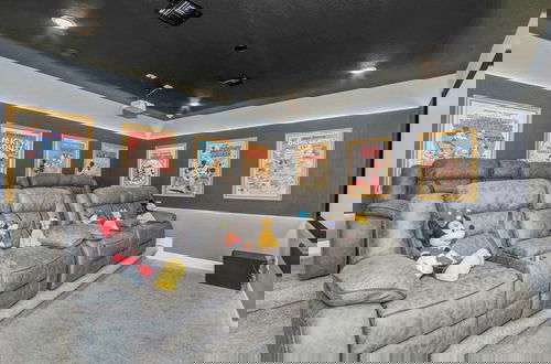 Foto 56 - 10 Bed Home Movie Theater Room, Pool, Spa Games 10 Bedroom Villa by RedAwning