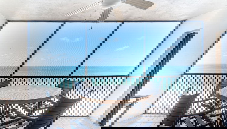 Foto 1 - Reflections Gulf Front With Ocean Views 2 Bedroom Condo by RedAwning