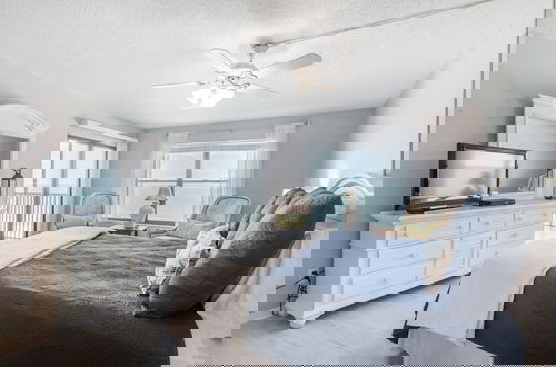 Foto 5 - Reflections Gulf Front With Ocean Views 2 Bedroom Condo by RedAwning