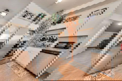 Photo 3 - 4 Queen Beds High Speed Wifi Private Parking