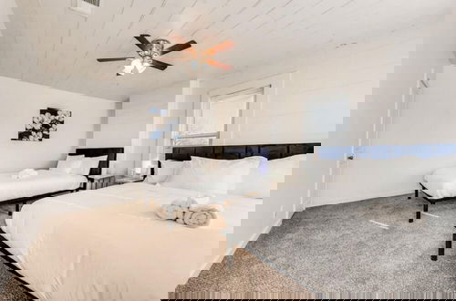 Photo 13 - 4 Queen Beds High Speed Wifi Private Parking