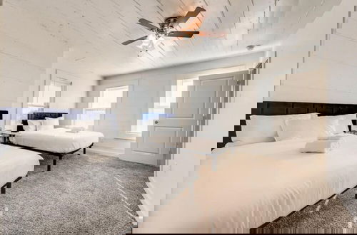 Photo 10 - 4 Queen Beds High Speed Wifi Private Parking