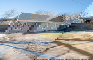 Foto 2 - Lovely 3 BR Home Only 9 Minutes From Downtown