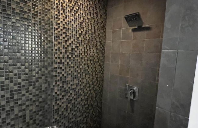Luxury 2 Bedroom apt With Exposed Brick Downtown - Photo 7