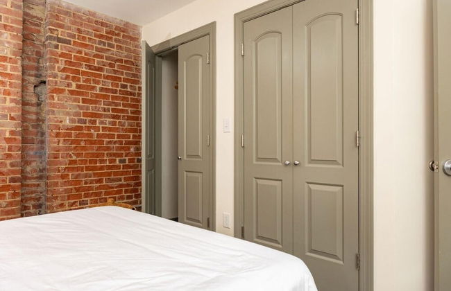 Luxury 2 Bedroom apt With Exposed Brick Downtown - Photo 12