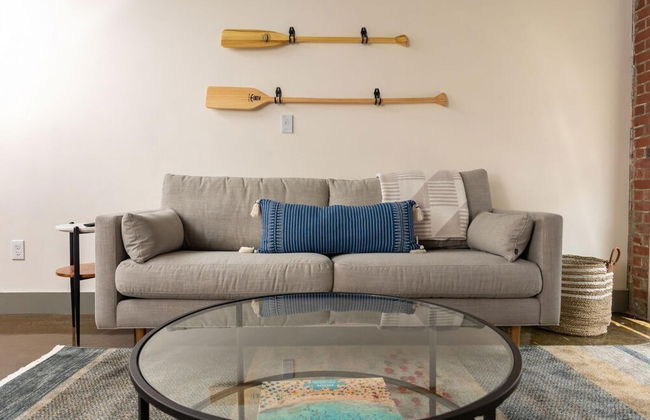 Luxury 2 Bedroom apt With Exposed Brick Downtown - Photo 2