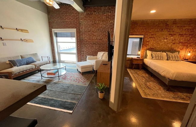 Luxury 2 Bedroom apt With Exposed Brick Downtown - Photo 3