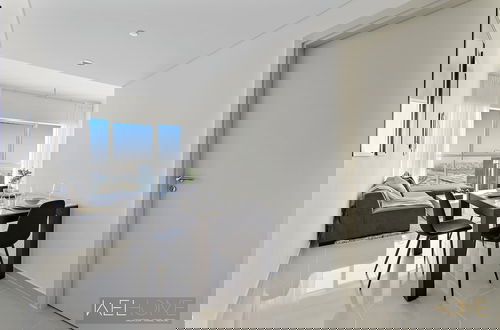 Foto 10 - WelHome - Breathtaking 1BR Apt with Balcony and City View