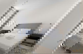 Foto 3 - WelHome - Breathtaking 1BR Apt with Balcony and City View
