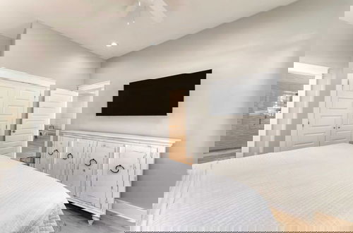 Photo 5 - Sunfish Elegance by Avantstay Beach Access at an Indoor/outdoor Paradise