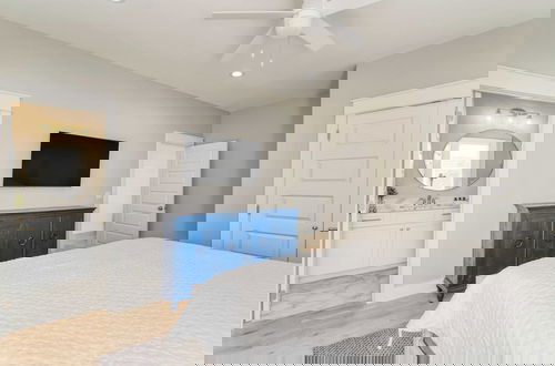 Photo 9 - Sunfish Elegance by Avantstay Beach Access at an Indoor/outdoor Paradise