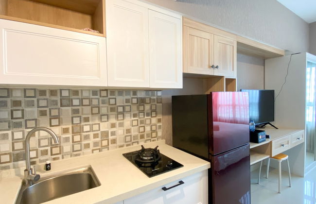 Restful And Functional Studio Apartment At Springlake Summarecon Bekasi - Photo 9