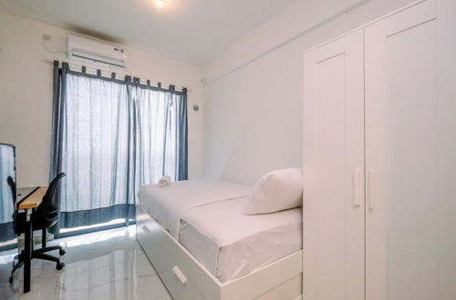 Photo 2 - Modern Look And Comfy Studio At Sky House Bsd Apartment