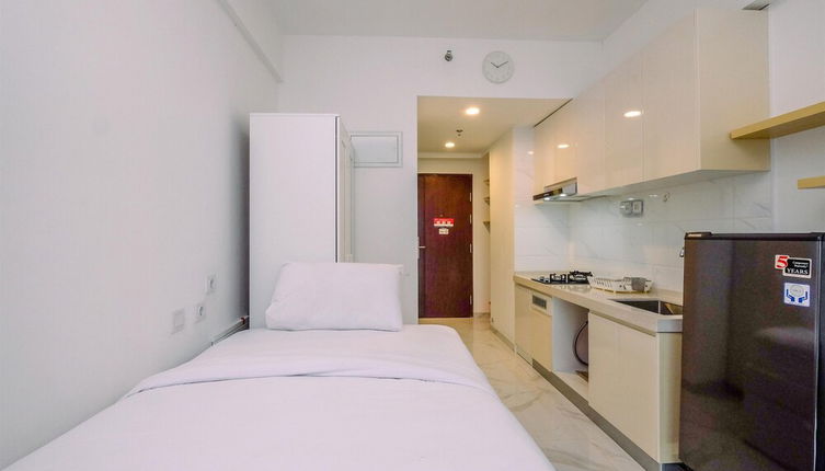 Photo 1 - Modern Look And Comfy Studio At Sky House Bsd Apartment