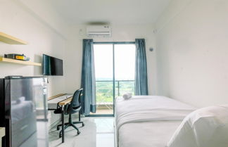 Foto 3 - Modern Look And Comfy Studio At Sky House Bsd Apartment