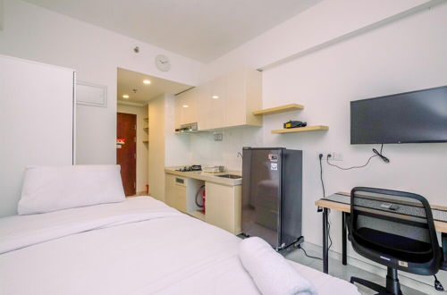 Photo 6 - Modern Look And Comfy Studio At Sky House Bsd Apartment