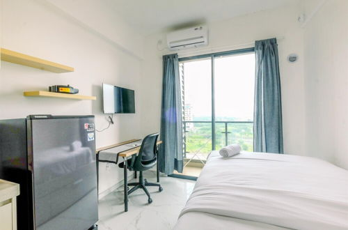 Photo 8 - Modern Look And Comfy Studio At Sky House Bsd Apartment