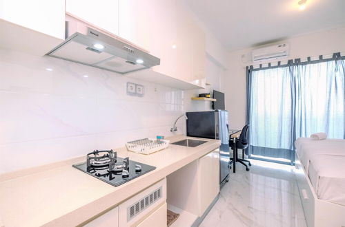 Photo 10 - Modern Look And Comfy Studio At Sky House Bsd Apartment