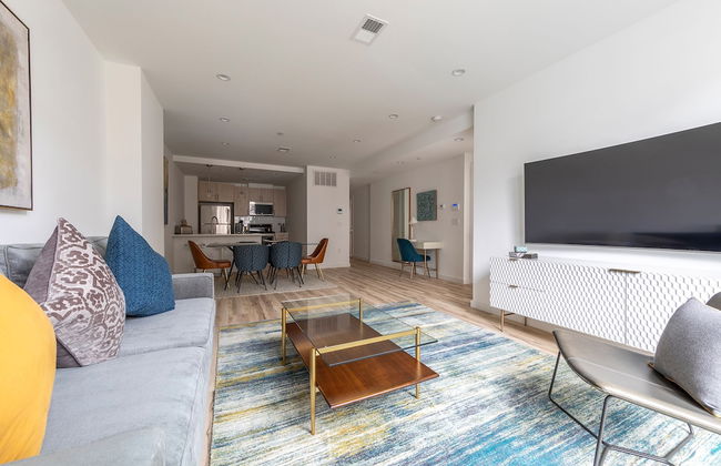 Lavish 3BR Retreat w Private Rooftop Deck Near NYC - Foto 5
